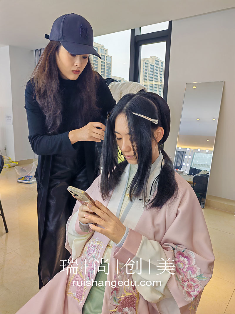 初中畢業(yè)新出路：選擇職業(yè)教育，學(xué)技術(shù)畢業(yè)起薪高待遇好