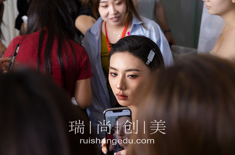 瑞尚創(chuàng)美 | 彩妝與師同行「魅師曠野 玩色+我」公開課