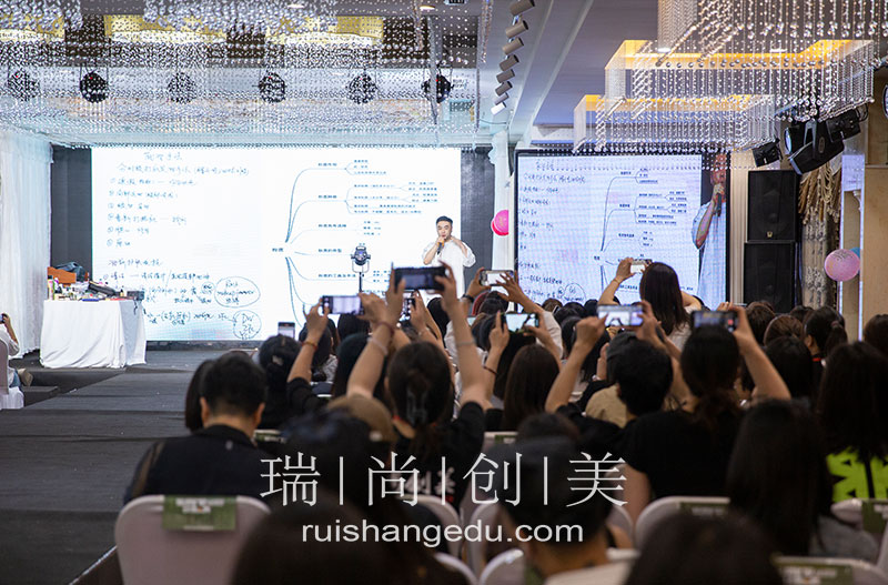 新手化妝師破圈指南：六大策略助你提升知名度，吸引源源不斷的客戶
