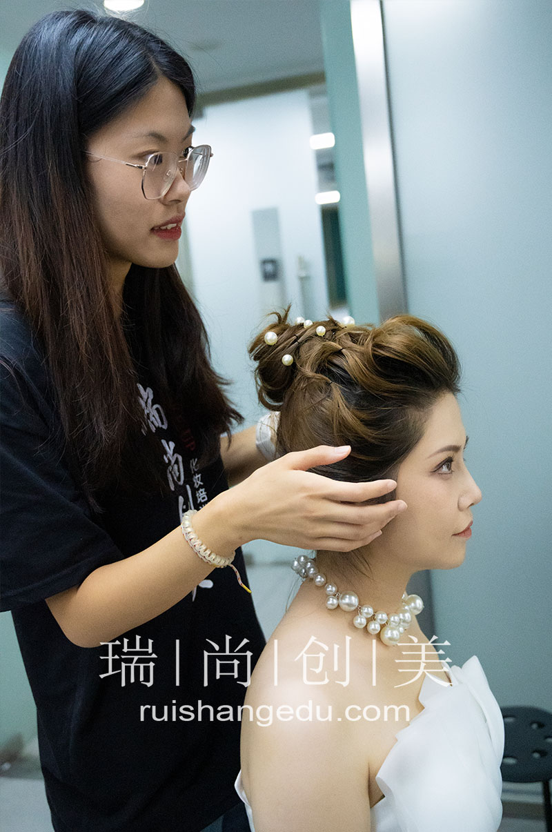 新手化妝師破圈指南：六大策略助你提升知名度，吸引源源不斷的客戶
