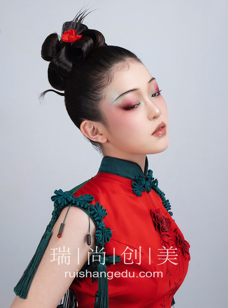 副業(yè)新寵:化妝師——解鎖靈活時(shí)間與豐厚收入的雙重魅力