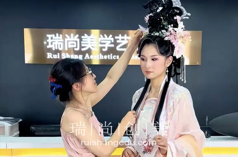 引領(lǐng)古風(fēng)潮流，解鎖時(shí)尚新藍(lán)海的職業(yè)：漢服妝造師前途無限