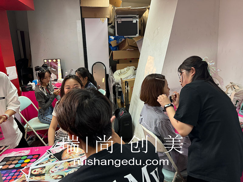 瑞尚創(chuàng)美 | 鳥巢官方應(yīng)援妝造 · 學(xué)習(xí)娛樂(lè)兩不誤
