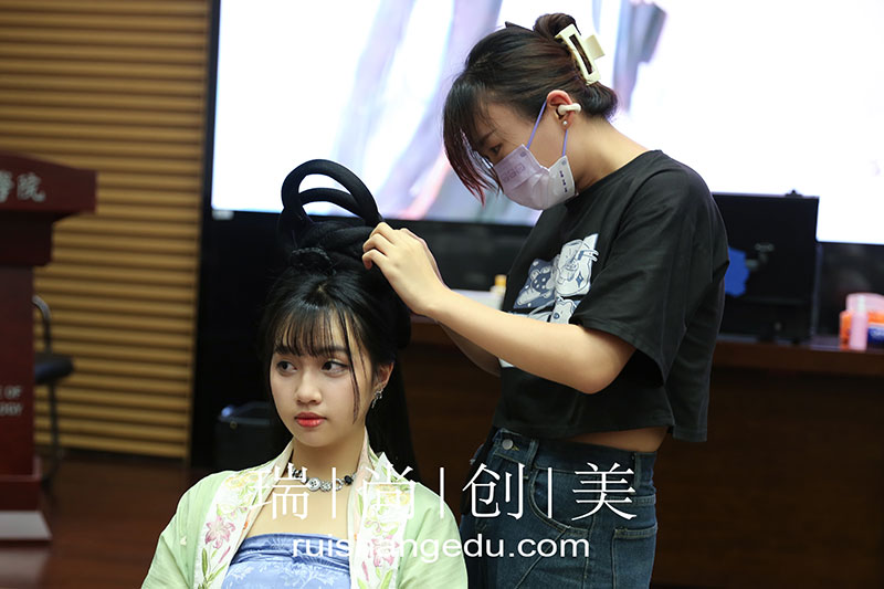 "文化中國·水立方杯”國際青年研學(xué)營盛啟，瑞尚創(chuàng)美匠心妝造共鑒傳統(tǒng)服飾之美