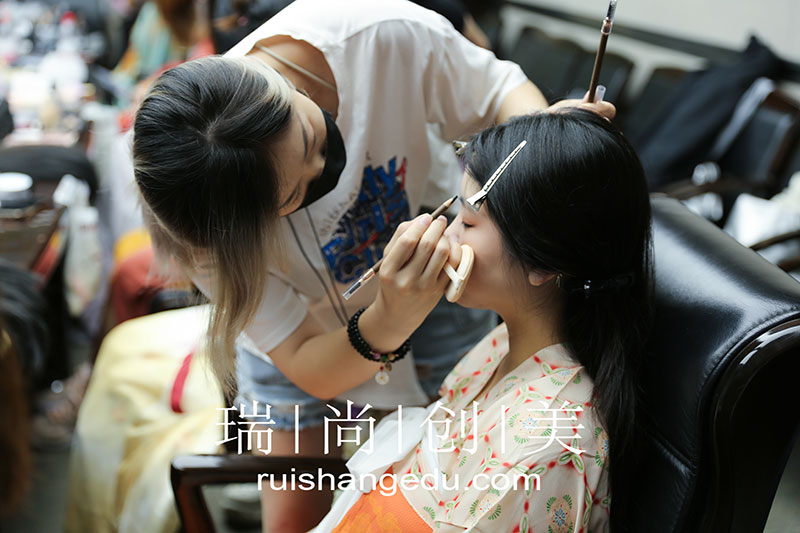 "文化中國·水立方杯”國際青年研學(xué)營盛啟，瑞尚創(chuàng)美匠心妝造共鑒傳統(tǒng)服飾之美