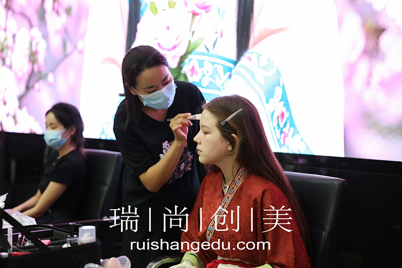 "文化中國·水立方杯”國際青年研學(xué)營盛啟，瑞尚創(chuàng)美匠心妝造共鑒傳統(tǒng)服飾之美