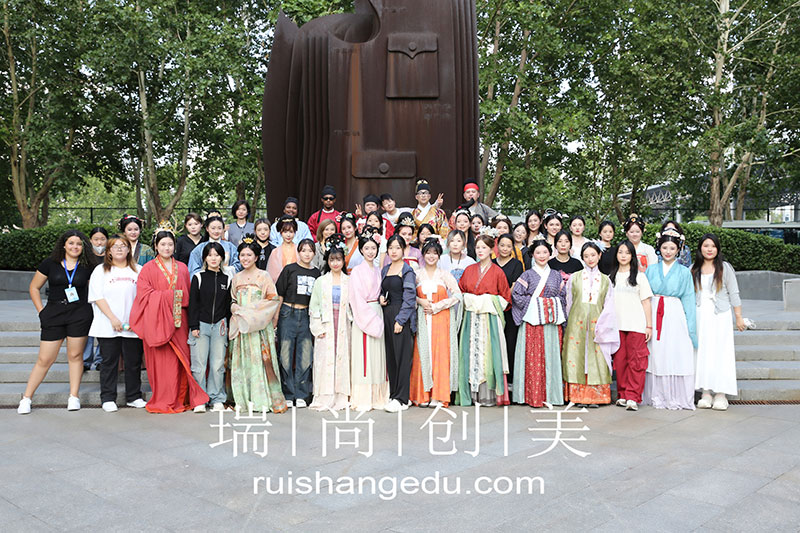 "文化中國·水立方杯”國際青年研學營盛啟，瑞尚創(chuàng)美匠心妝造共鑒傳統(tǒng)服飾之美