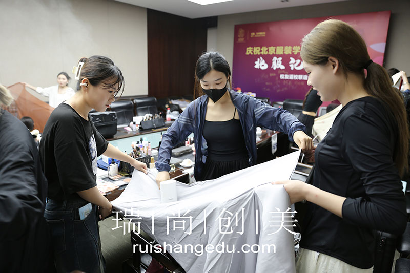 "文化中國·水立方杯”國際青年研學(xué)營盛啟，瑞尚創(chuàng)美匠心妝造共鑒傳統(tǒng)服飾之美