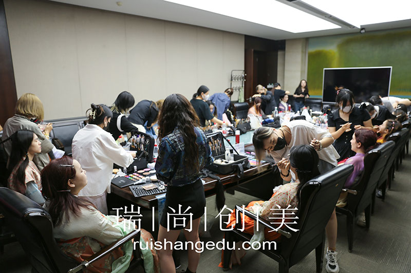 "文化中國·水立方杯”國際青年研學(xué)營盛啟，瑞尚創(chuàng)美匠心妝造共鑒傳統(tǒng)服飾之美