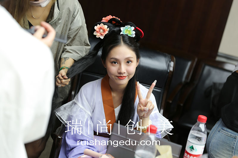 "文化中國·水立方杯”國際青年研學(xué)營盛啟，瑞尚創(chuàng)美匠心妝造共鑒傳統(tǒng)服飾之美