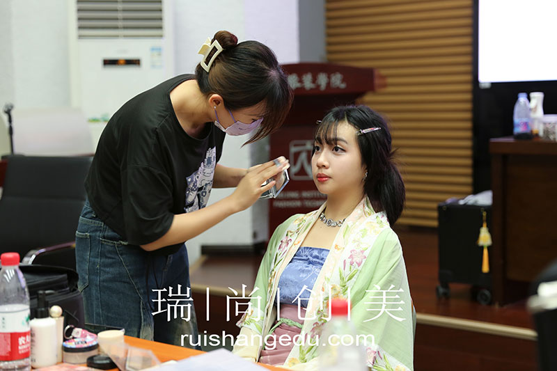 "文化中國·水立方杯”國際青年研學(xué)營盛啟，瑞尚創(chuàng)美匠心妝造共鑒傳統(tǒng)服飾之美