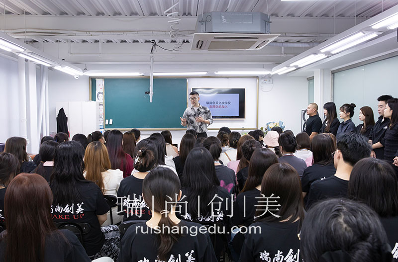 選擇學(xué)化妝，需要多多思考這4個問題！