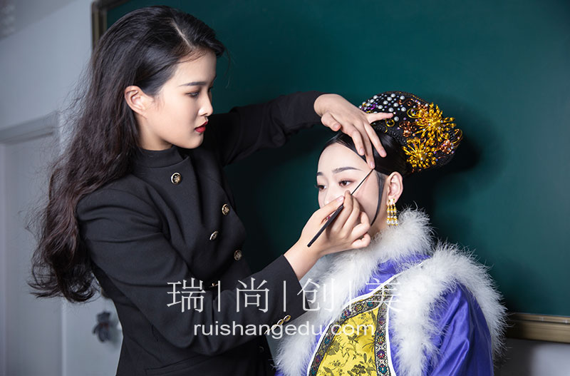 影視化妝師的未來(lái)發(fā)展和機(jī)遇怎么樣？