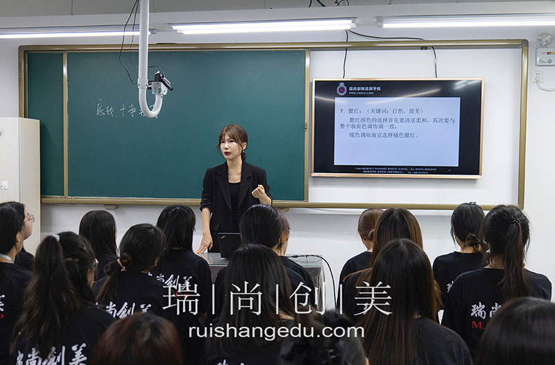 為什么推薦你去北京學(xué)化妝技術(shù)，都有哪些優(yōu)勢？