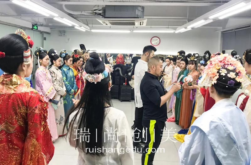 看這里→優(yōu)秀的化妝學(xué)校是如何提升學(xué)生學(xué)習(xí)效率的？