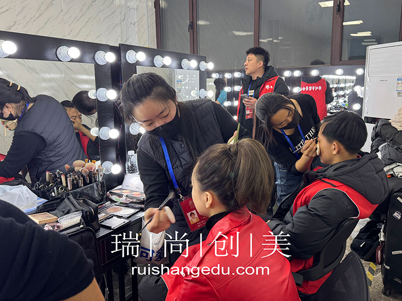 瑞尚創(chuàng)美傾情投入《啟航2025央視跨年晚會(huì)》妝造工作