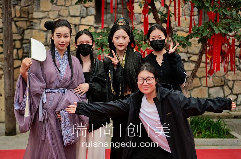 抓住教育變革的"東風(fēng)"，化妝師職業(yè)迎來新機(jī)遇