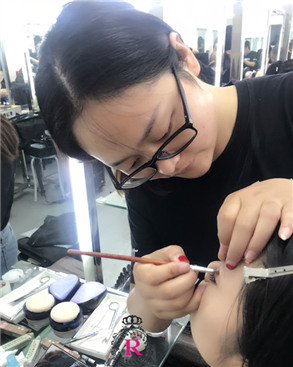 學(xué)習(xí)生活多姿多彩，畢業(yè)后前途無(wú)量！