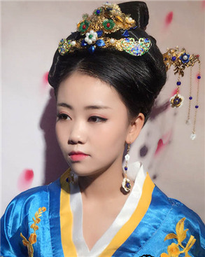 高薪職業(yè)考驗(yàn)技術(shù)，我從零學(xué)起終成專業(yè)化妝師！