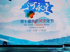 化妝培訓學生助力文化節(jié)晚會
