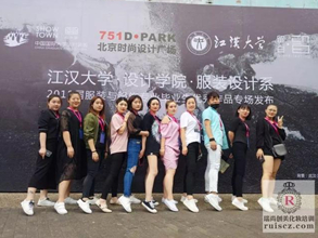 玩轉(zhuǎn)時(shí)裝周：學(xué)員現(xiàn)場(chǎng)化妝造型，時(shí)尚觸手可及！