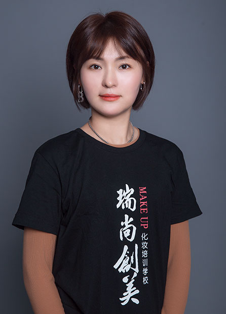 徐麗晶：朋友的介紹，我選擇了化妝行業(yè)，在瑞尚創(chuàng)美學(xué)習(xí)化妝