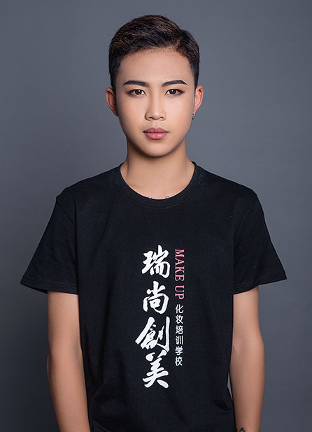 連振君：作為一名優(yōu)秀的化妝師，我們要時(shí)刻嚴(yán)格要求自己