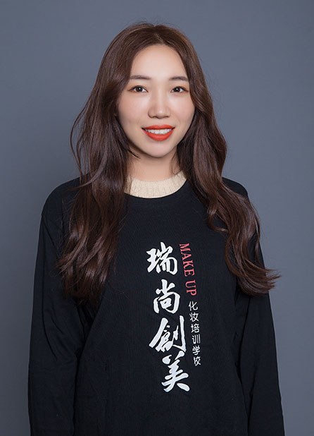 文慧：感謝洋洋老師帶領(lǐng)我們走進(jìn)了化妝的世界