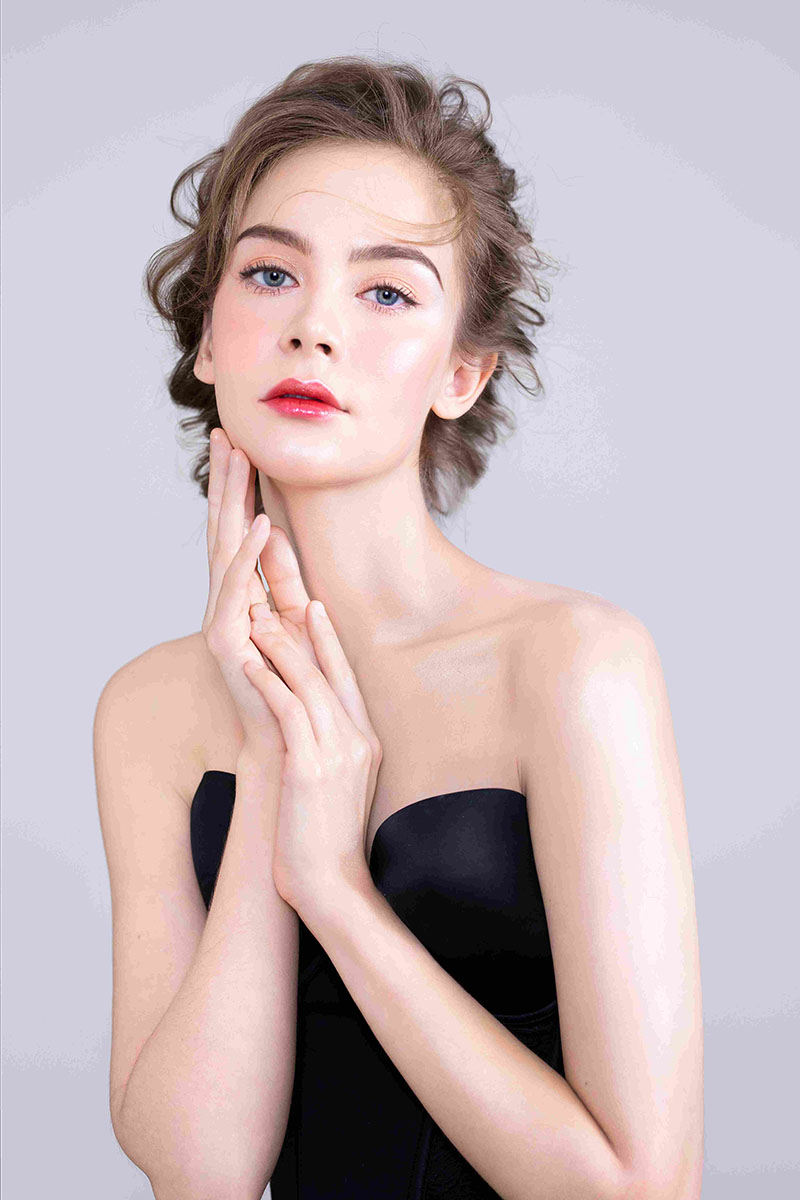 初中畢業(yè)女生學化妝一年費用多少錢？