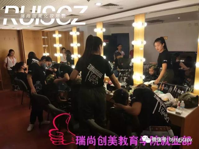 化妝師行走江湖，那絕對是風(fēng)雨無阻！