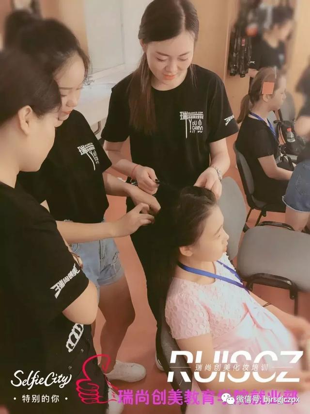 化妝師行走江湖，那絕對是風(fēng)雨無阻！