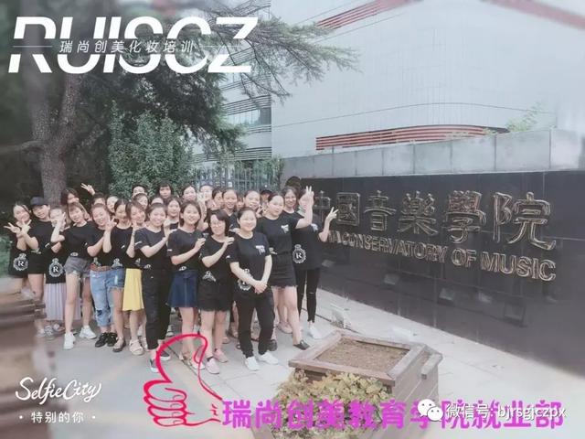 化妝師行走江湖，那絕對是風(fēng)雨無阻！