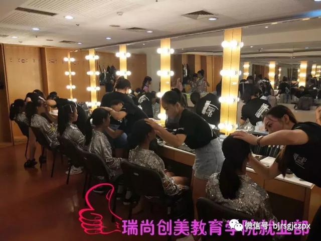 化妝師行走江湖，那絕對是風(fēng)雨無阻！