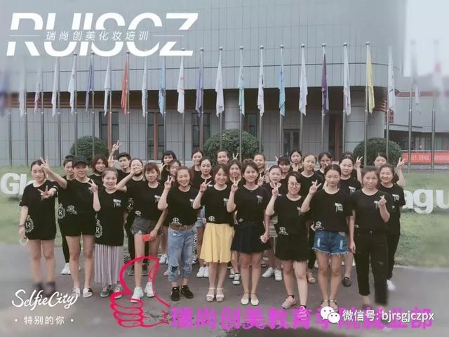 化妝師行走江湖，那絕對是風(fēng)雨無阻！