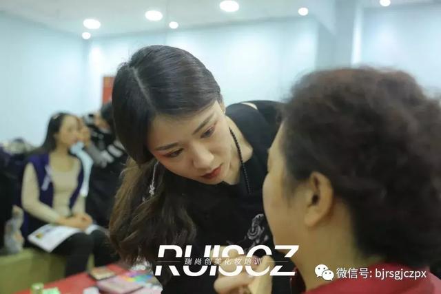 “環(huán)球金色使者”實(shí)習(xí)，用妝面?zhèn)鬟_(dá)中華女性之美！