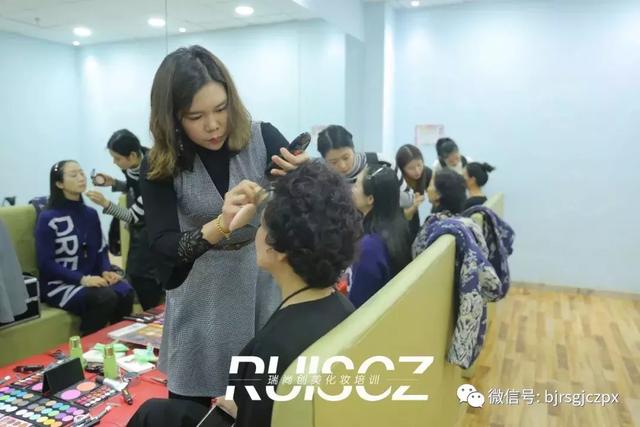 “環(huán)球金色使者”實(shí)習(xí)，用妝面?zhèn)鬟_(dá)中華女性之美！