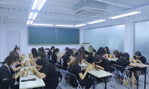 0基礎(chǔ)非科班出身的你，能學(xué)好化妝嗎？