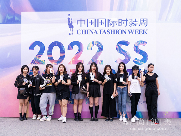 瑞尚創(chuàng)美化妝學校團隊助力SS22中國國際時裝周｜紅鼓小愛｜童話小鎮(zhèn)專場大秀
